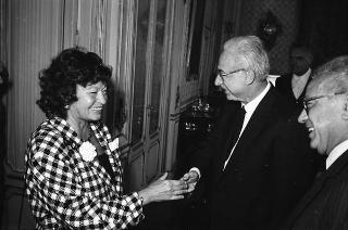 Incontro del Presidente della Repubblica Francesco Cossiga con una delegazione della Casa editrice Feltrinelli, per la presentazione della Storia dell'Italia moderna e del catalogo storico, in occasione del trentennale della fondazione