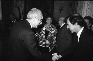 Incontro del Presidente della Repubblica Francesco Cossiga con una delegazione della Casa editrice Feltrinelli, per la presentazione della Storia dell'Italia moderna e del catalogo storico, in occasione del trentennale della fondazione