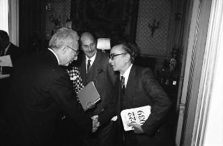 Incontro del Presidente della Repubblica Francesco Cossiga con una delegazione della Casa editrice Feltrinelli, per la presentazione della Storia dell'Italia moderna e del catalogo storico, in occasione del trentennale della fondazione