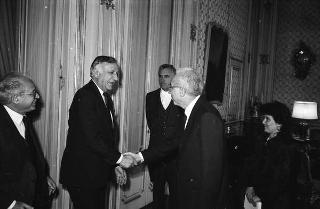 Il Presidente della Repubblica Francesco Cossiga con Frank D. Stella, presidente della National Italian-American Foundation e una delegazione del sodalizio