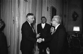 Il Presidente della Repubblica Francesco Cossiga con Frank D. Stella, presidente della National Italian-American Foundation e una delegazione del sodalizio