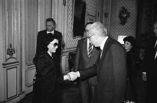 Il Presidente della Repubblica Francesco Cossiga con Frank D. Stella, presidente della National Italian-American Foundation e una delegazione del sodalizio