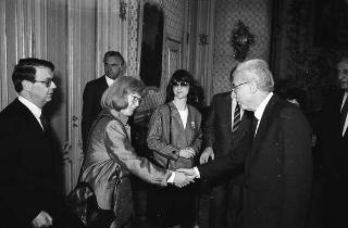 Il Presidente della Repubblica Francesco Cossiga con Frank D. Stella, presidente della National Italian-American Foundation e una delegazione del sodalizio