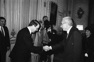 Il Presidente della Repubblica Francesco Cossiga con Frank D. Stella, presidente della National Italian-American Foundation e una delegazione del sodalizio