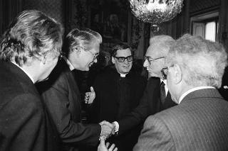 Il Presidente della Repubblica Francesco Cossiga riceve il Canonico Howard Root, direttore del Centro anglicano di Roma, con i partecipanti alla riunione del Consiglio del Centro, in occasione del ventennale della fondazione