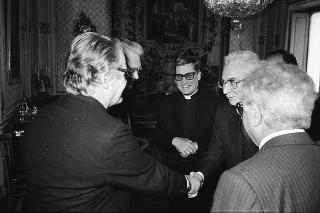 Il Presidente della Repubblica Francesco Cossiga riceve il Canonico Howard Root, direttore del Centro anglicano di Roma, con i partecipanti alla riunione del Consiglio del Centro, in occasione del ventennale della fondazione