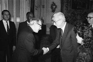 Il Presidente della Repubblica Francesco Cossiga riceve il Canonico Howard Root, direttore del Centro anglicano di Roma, con i partecipanti alla riunione del Consiglio del Centro, in occasione del ventennale della fondazione