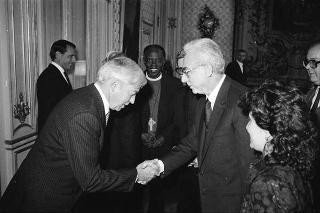 Il Presidente della Repubblica Francesco Cossiga riceve il Canonico Howard Root, direttore del Centro anglicano di Roma, con i partecipanti alla riunione del Consiglio del Centro, in occasione del ventennale della fondazione