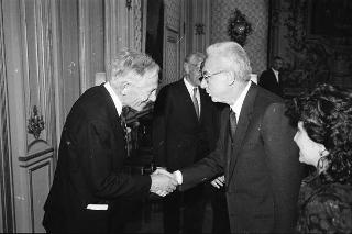 Il Presidente della Repubblica Francesco Cossiga riceve il Canonico Howard Root, direttore del Centro anglicano di Roma, con i partecipanti alla riunione del Consiglio del Centro, in occasione del ventennale della fondazione