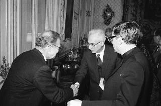Il Presidente della Repubblica Francesco Cossiga riceve il Canonico Howard Root, direttore del Centro anglicano di Roma, con i partecipanti alla riunione del Consiglio del Centro, in occasione del ventennale della fondazione