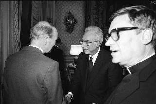 Il Presidente della Repubblica Francesco Cossiga riceve il Canonico Howard Root, direttore del Centro anglicano di Roma, con i partecipanti alla riunione del Consiglio del Centro, in occasione del ventennale della fondazione