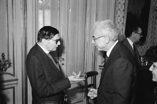 Il Presidente della Repubblica Francesco Cossiga riceve il Canonico Howard Root, direttore del Centro anglicano di Roma, con i partecipanti alla riunione del Consiglio del Centro, in occasione del ventennale della fondazione