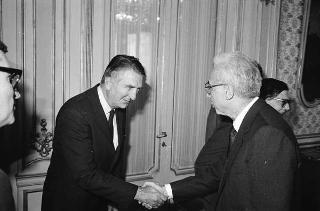 Il Presidente della Repubblica Francesco Cossiga riceve il Canonico Howard Root, direttore del Centro anglicano di Roma, con i partecipanti alla riunione del Consiglio del Centro, in occasione del ventennale della fondazione
