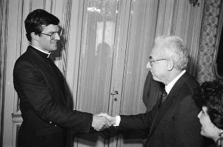 Il Presidente della Repubblica Francesco Cossiga riceve il Canonico Howard Root, direttore del Centro anglicano di Roma, con i partecipanti alla riunione del Consiglio del Centro, in occasione del ventennale della fondazione