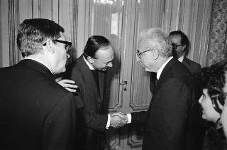 Il Presidente della Repubblica Francesco Cossiga riceve il Canonico Howard Root, direttore del Centro anglicano di Roma, con i partecipanti alla riunione del Consiglio del Centro, in occasione del ventennale della fondazione
