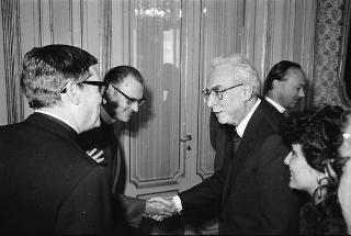 Il Presidente della Repubblica Francesco Cossiga riceve il Canonico Howard Root, direttore del Centro anglicano di Roma, con i partecipanti alla riunione del Consiglio del Centro, in occasione del ventennale della fondazione