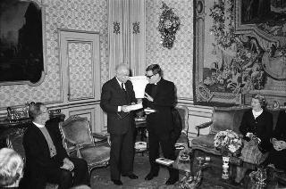 Il Presidente della Repubblica Francesco Cossiga riceve il Canonico Howard Root, direttore del Centro anglicano di Roma, con i partecipanti alla riunione del Consiglio del Centro, in occasione del ventennale della fondazione