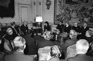 Il Presidente della Repubblica Francesco Cossiga riceve il Canonico Howard Root, direttore del Centro anglicano di Roma, con i partecipanti alla riunione del Consiglio del Centro, in occasione del ventennale della fondazione
