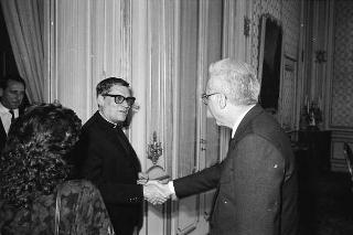 Il Presidente della Repubblica Francesco Cossiga riceve il Canonico Howard Root, direttore del Centro anglicano di Roma, con i partecipanti alla riunione del Consiglio del Centro, in occasione del ventennale della fondazione