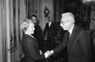 Il Presidente della Repubblica Francesco Cossiga riceve il Canonico Howard Root, direttore del Centro anglicano di Roma, con i partecipanti alla riunione del Consiglio del Centro, in occasione del ventennale della fondazione