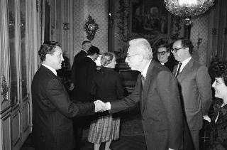 Il Presidente della Repubblica Francesco Cossiga riceve il Canonico Howard Root, direttore del Centro anglicano di Roma, con i partecipanti alla riunione del Consiglio del Centro, in occasione del ventennale della fondazione