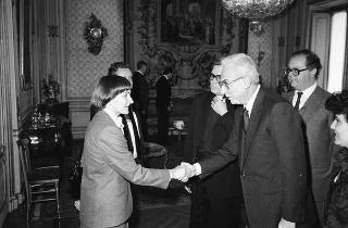 Il Presidente della Repubblica Francesco Cossiga riceve il Canonico Howard Root, direttore del Centro anglicano di Roma, con i partecipanti alla riunione del Consiglio del Centro, in occasione del ventennale della fondazione