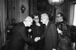 Il Presidente della Repubblica Francesco Cossiga riceve il Canonico Howard Root, direttore del Centro anglicano di Roma, con i partecipanti alla riunione del Consiglio del Centro, in occasione del ventennale della fondazione