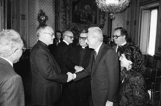 Il Presidente della Repubblica Francesco Cossiga riceve il Canonico Howard Root, direttore del Centro anglicano di Roma, con i partecipanti alla riunione del Consiglio del Centro, in occasione del ventennale della fondazione