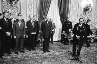 Il Presidente della Repubblica Francesco Cossiga riceve in visita Lelio Lagorio, Ministro del turismo e dello spettacolo, con Franco Carraro, presidente del CONI, gli atleti e i dirigenti insigniti di medaglie d'oro al valore atletico e di stelle d'oro al merito sportivo
