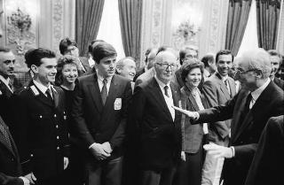 Il Presidente della Repubblica Francesco Cossiga riceve in visita Lelio Lagorio, Ministro del turismo e dello spettacolo, con Franco Carraro, presidente del CONI, gli atleti e i dirigenti insigniti di medaglie d'oro al valore atletico e di stelle d'oro al merito sportivo