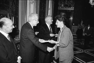 Il Presidente della Repubblica Francesco Cossiga incontra l'on. Antonino Gullotti, Ministro per i beni culturali ed ambientali, con gli studenti vincitori del concorso nazionale per una ricerca bibliografica