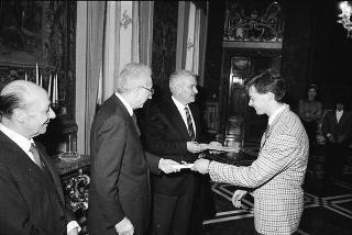 Il Presidente della Repubblica Francesco Cossiga incontra l'on. Antonino Gullotti, Ministro per i beni culturali ed ambientali, con gli studenti vincitori del concorso nazionale per una ricerca bibliografica