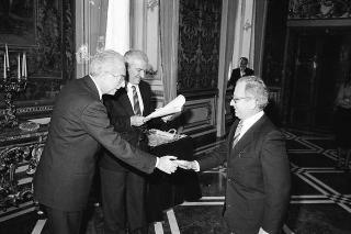 Il Presidente della Repubblica Francesco Cossiga incontra l'on. Antonino Gullotti, Ministro per i beni culturali ed ambientali, con gli studenti vincitori del concorso nazionale per una ricerca bibliografica