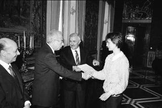 Il Presidente della Repubblica Francesco Cossiga incontra l'on. Antonino Gullotti, Ministro per i beni culturali ed ambientali, con gli studenti vincitori del concorso nazionale per una ricerca bibliografica