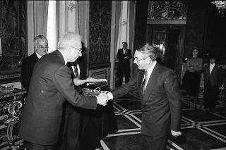 Il Presidente della Repubblica Francesco Cossiga incontra l'on. Antonino Gullotti, Ministro per i beni culturali ed ambientali, con gli studenti vincitori del concorso nazionale per una ricerca bibliografica