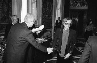 Il Presidente della Repubblica Francesco Cossiga incontra l'on. Antonino Gullotti, Ministro per i beni culturali ed ambientali, con gli studenti vincitori del concorso nazionale per una ricerca bibliografica