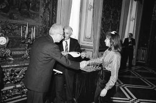Il Presidente della Repubblica Francesco Cossiga incontra l'on. Antonino Gullotti, Ministro per i beni culturali ed ambientali, con gli studenti vincitori del concorso nazionale per una ricerca bibliografica