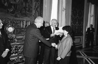 Il Presidente della Repubblica Francesco Cossiga incontra l'on. Antonino Gullotti, Ministro per i beni culturali ed ambientali, con gli studenti vincitori del concorso nazionale per una ricerca bibliografica