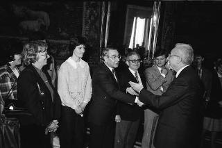 Il Presidente della Repubblica Francesco Cossiga incontra l'on. Antonino Gullotti, Ministro per i beni culturali ed ambientali, con gli studenti vincitori del concorso nazionale per una ricerca bibliografica