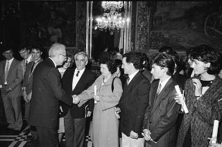 Il Presidente della Repubblica Francesco Cossiga incontra l'on. Antonino Gullotti, Ministro per i beni culturali ed ambientali, con gli studenti vincitori del concorso nazionale per una ricerca bibliografica