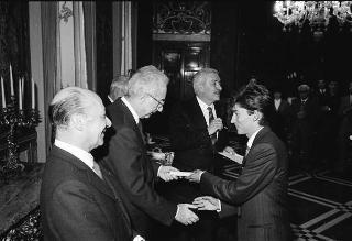 Il Presidente della Repubblica Francesco Cossiga incontra l'on. Antonino Gullotti, Ministro per i beni culturali ed ambientali, con gli studenti vincitori del concorso nazionale per una ricerca bibliografica