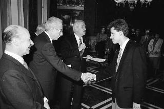 Il Presidente della Repubblica Francesco Cossiga incontra l'on. Antonino Gullotti, Ministro per i beni culturali ed ambientali, con gli studenti vincitori del concorso nazionale per una ricerca bibliografica