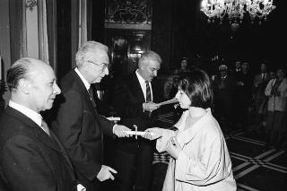 Il Presidente della Repubblica Francesco Cossiga incontra l'on. Antonino Gullotti, Ministro per i beni culturali ed ambientali, con gli studenti vincitori del concorso nazionale per una ricerca bibliografica