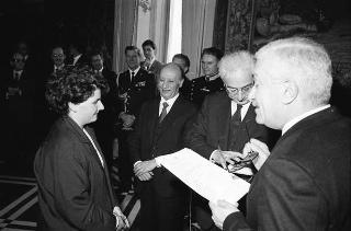 Il Presidente della Repubblica Francesco Cossiga incontra l'on. Antonino Gullotti, Ministro per i beni culturali ed ambientali, con gli studenti vincitori del concorso nazionale per una ricerca bibliografica
