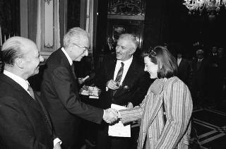 Il Presidente della Repubblica Francesco Cossiga incontra l'on. Antonino Gullotti, Ministro per i beni culturali ed ambientali, con gli studenti vincitori del concorso nazionale per una ricerca bibliografica