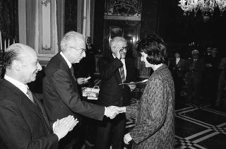 Il Presidente della Repubblica Francesco Cossiga incontra l'on. Antonino Gullotti, Ministro per i beni culturali ed ambientali, con gli studenti vincitori del concorso nazionale per una ricerca bibliografica
