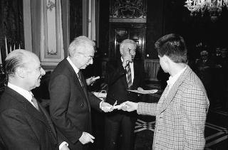 Il Presidente della Repubblica Francesco Cossiga incontra l'on. Antonino Gullotti, Ministro per i beni culturali ed ambientali, con gli studenti vincitori del concorso nazionale per una ricerca bibliografica