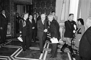 Il Presidente della Repubblica Francesco Cossiga incontra l'on. Antonino Gullotti, Ministro per i beni culturali ed ambientali, con gli studenti vincitori del concorso nazionale per una ricerca bibliografica