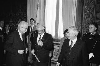 Il Presidente della Repubblica Francesco Cossiga incontra l'on. Antonino Gullotti, Ministro per i beni culturali ed ambientali, con gli studenti vincitori del concorso nazionale per una ricerca bibliografica
