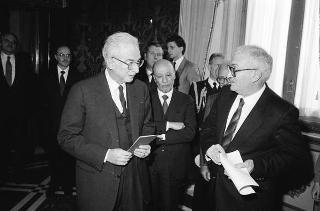 Il Presidente della Repubblica Francesco Cossiga incontra l'on. Antonino Gullotti, Ministro per i beni culturali ed ambientali, con gli studenti vincitori del concorso nazionale per una ricerca bibliografica